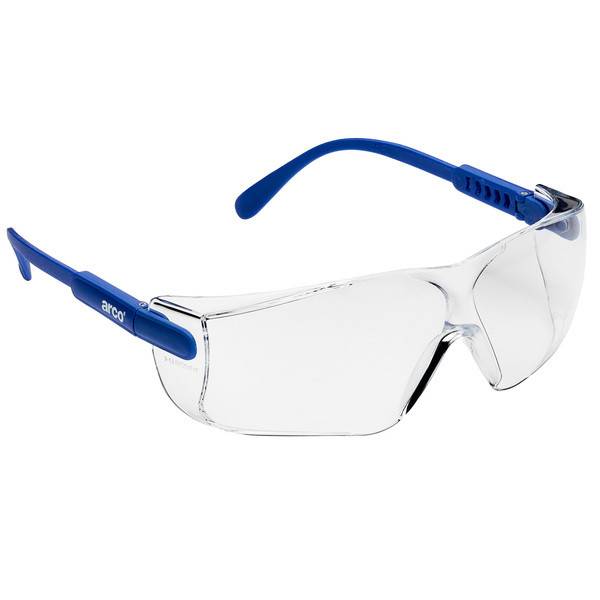 Klare Schutzbrille mit blauen Bügeln auf weißem Hintergrund.