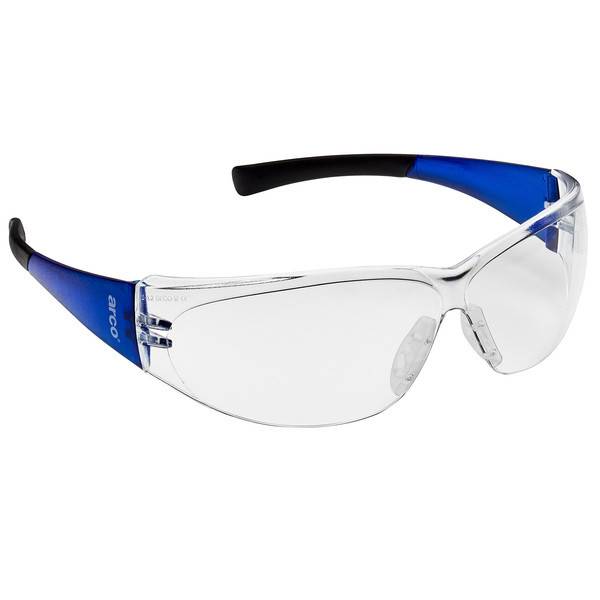 Klare Schutzbrille mit blauen und schwarzen Bügeln auf weißem Hintergrund.