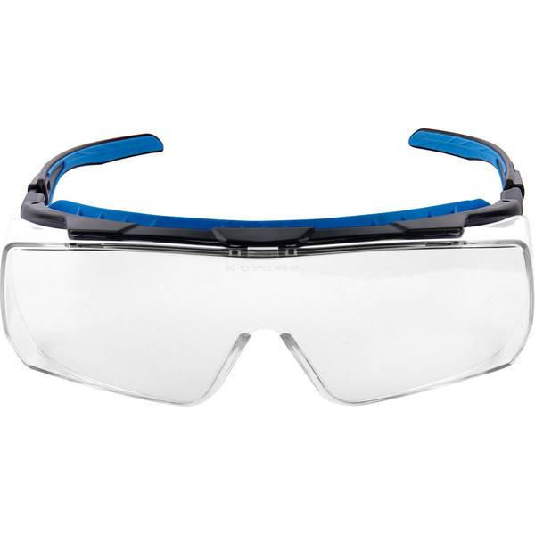 Klare Schutzbrille mit umwickeltem Rahmen und blau-schwarzen Bügeln auf weißem Hintergrund.