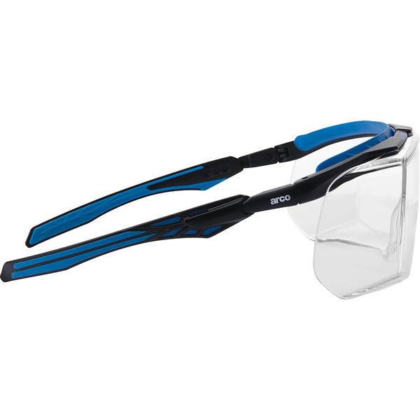 Blauschwarze Schutzbrille mit umschließenden Bügeln und klarem Linsenschutzschild auf weißem Hintergrund.