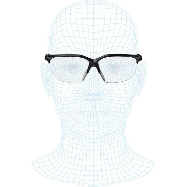 Schwarze Brillen auf einem transparenten Drahtgitter-Kopf, zentriert auf weißem Hintergrund.