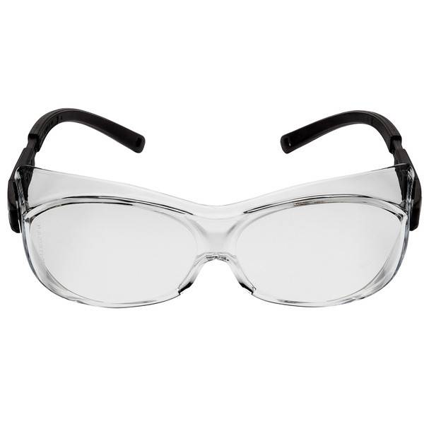 Klare Schutzbrille mit schwarzen Bügeln, Vorderansicht auf weißem Hintergrund.