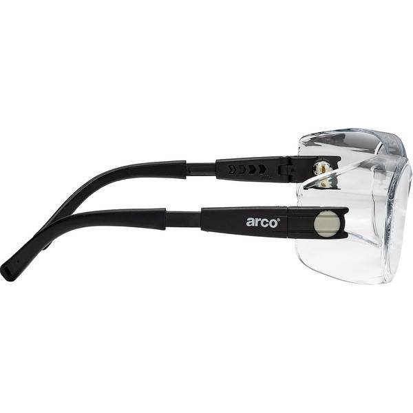 Schwarz-transparente Schutzbrille mit Rundum-Gläsern und verstellbaren Bügeln, in Seitenansicht auf weißem Hintergrund gezeigt.