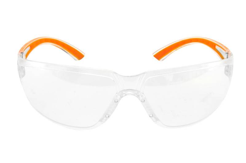 Klare Schutzbrille mit orangefarbigen Bügeln auf weißem Hintergrund.