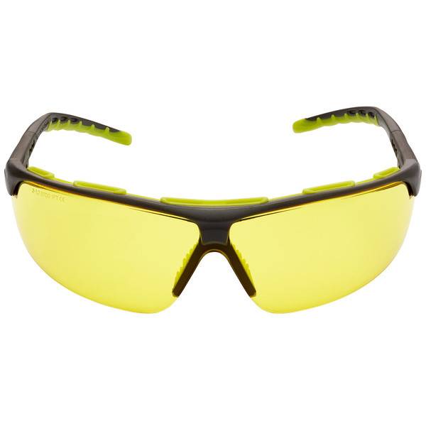 Gelb getönte Wraparound-Sportsonnenbrille mit schwarzem Rahmen und grünen Akzenten, Frontansicht auf weißem Hintergrund.