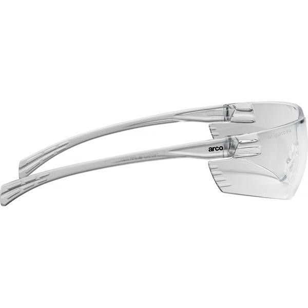 Klare Schutzbrille mit umwickeltem Design, transparenten Gläsern und schlanken silbernen Bügeln, in Seitenansicht auf weißem Hintergrund dargestellt.
