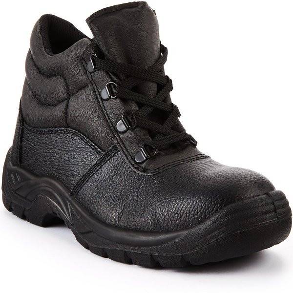 Schwarzer Schnürstiefel für die Arbeit mit dicker Profilsohle und gepolstertem Knöchelkragen, gezeigt auf weißem Hintergrund.