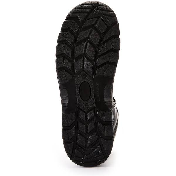 Schwarze Schuhsohle mit tiefem Profil von unten auf weißem Hintergrund abgebildet.