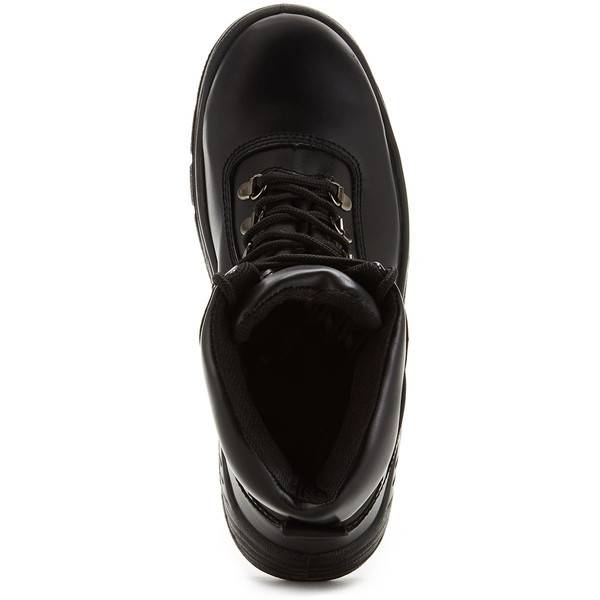 Draufsicht auf einen schwarzen Schnürstiefel für die Arbeit auf weißem Hintergrund.