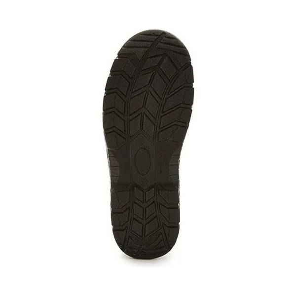 Unterseite einer schwarzen Schuhsohle mit tiefem Profilmuster auf weißem Hintergrund.