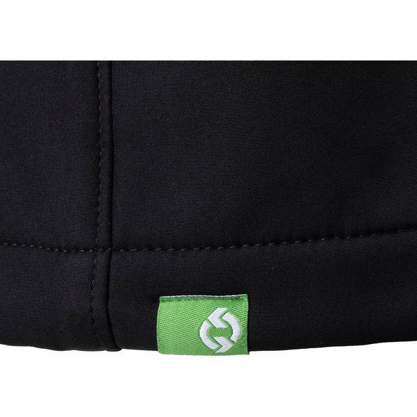 Nahaufnahme eines schwarzen Stoffartikels mit genähten Nähten und einem kleinen grünen Etikett mit einem weißen Recycling-Symbol.