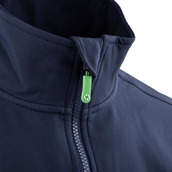 Nahaufnahme eines Marineblazer-Kragens und eines Reißverschlusses mit einer leuchtend grünen Zuglasche.