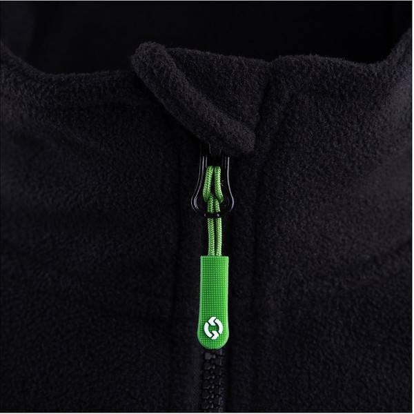 Nahaufnahme eines Reißverschlusses einer schwarzen Fleecejacke mit einer leuchtend grünen Zuglasche und einer Schnur am Kragen.