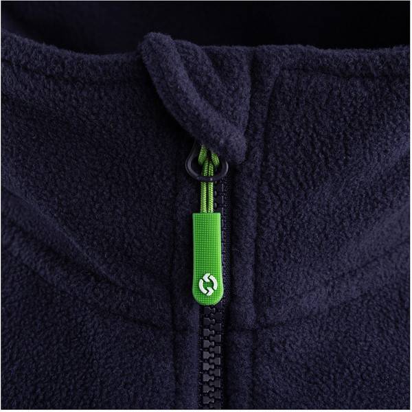 Nahaufnahme einer dunklen Fleecejacke mit einem schwarzen Reißverschluss und einer leuchtend grünen Reißverschlusszuglaschen in der Mitte.