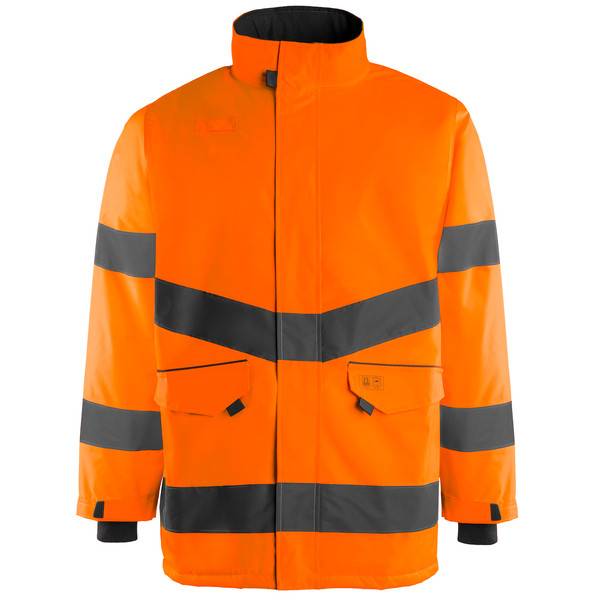 Leuchtend orangfarbige Sicherheitsjacke mit reflektierenden grau- und schwarzen Streifen, Frontreißverschluss, Stehkragen und Pattentaschen auf einfachem weißem Hintergrund.