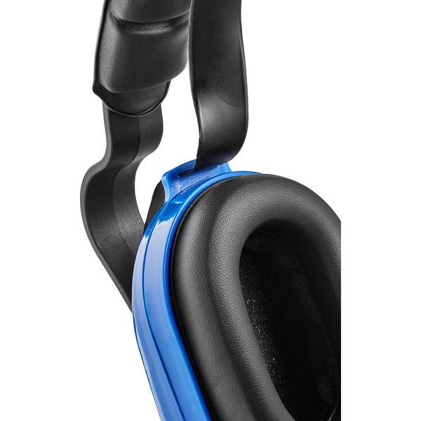 Nahaufnahme von schwarzen Over-Ear-Kopfhörern mit blauem Akzent vor weißem Hintergrund.