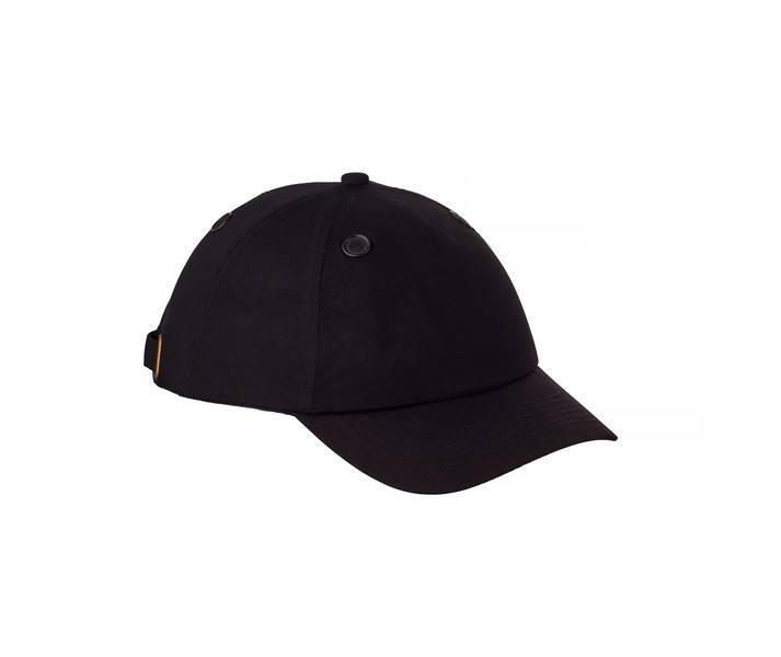 Schwarze Baseballkappe auf weißem Hintergrund, nach rechts geneigt mit gebogener Krempe.