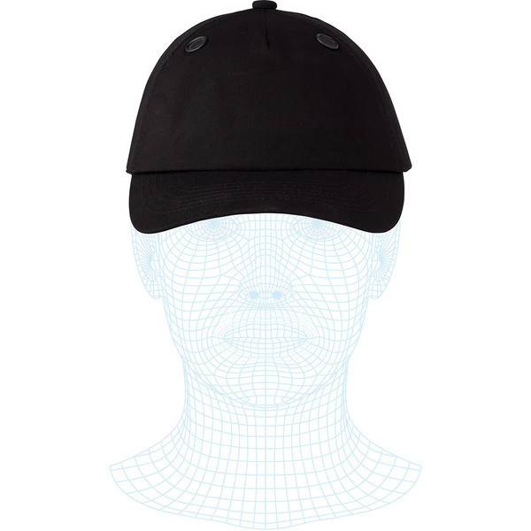 Schwarze Baseballmütze auf einem Drahtgitter-Mannequin-Kopf gezeigt, von vorne auf weißem Hintergrund betrachtet.