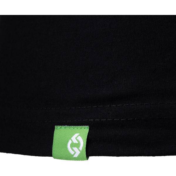 Nahaufnahme der unteren Kante eines schwarzen Stoffkleidungsstücks mit einem kleinen grünen Etikett, das ein weißes Logo zeigt.