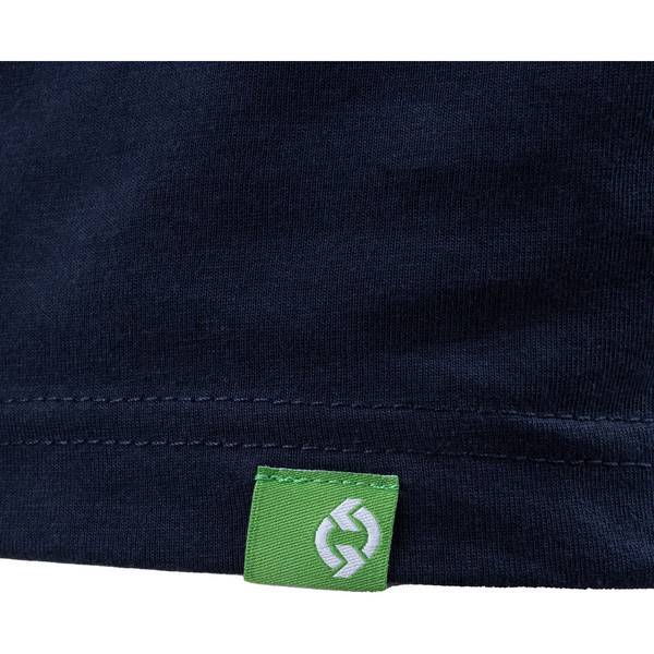 Nahaufnahme eines dunklen Marineblau-Kleidersaums mit einem kleinen grünen Stoffetikett, das ein weißes kreisförmiges Logo aufweist.