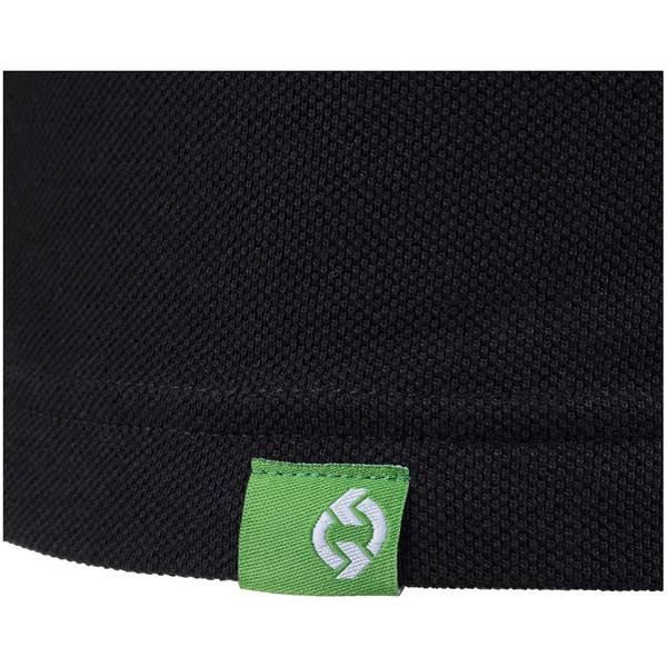 Nahaufnahme eines schwarzen strukturierten Stoffes mit einem kleinen grünen Etikett, das ein weiß stilisiertes Logo in der Nähe der unteren Mittelpunkt aufweist.