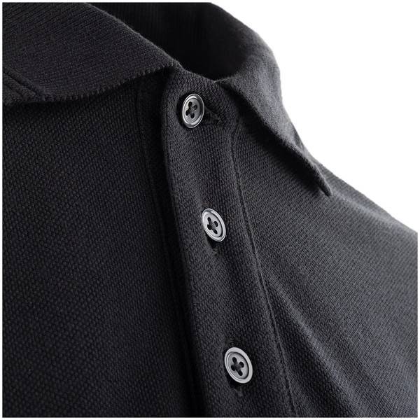 Nahaufnahme eines schwarzen strukturierten Poloshirt-Kragens mit dreiteiliger Knopfleiste auf weißem Hintergrund.
