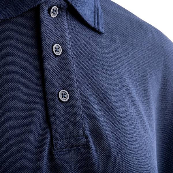 Nahaufnahme eines marineblauen Poloshirts mit Kragen und dreiknöpfiger Knopfleiste.