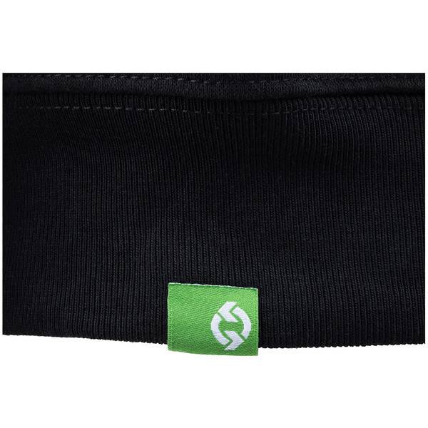 Nahaufnahme eines schwarzen Strickstofffaumes mit einem kleinen grünen Etikett, das ein weißes kreisförmiges Logo aufweist.