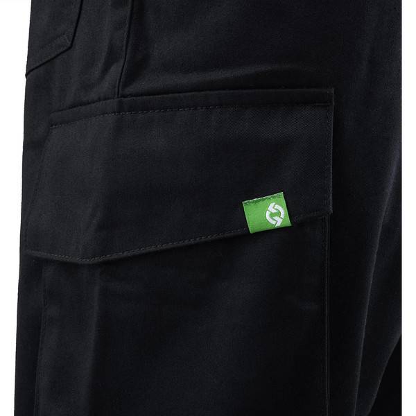 Nahaufnahme einer schwarzen Hosentasche mit einem kleinen grünen Tag-Logo auf der Klappe.
