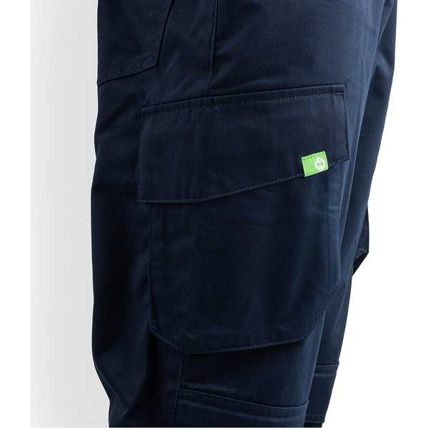 Nahaufnahme von dunkelmarineblauenen Cargohosen mit einer großen Seitentasche und einem kleinen grünen Etikett.