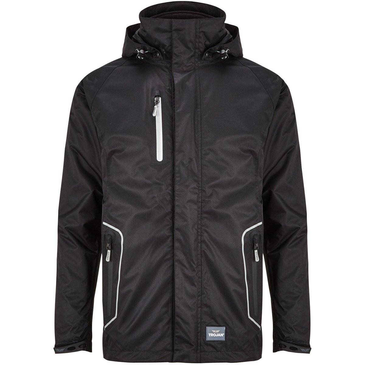 Schwarze Kapuzenjacke mit Frontreißverschluss, hohem Kragen und zwei seitlichen Reißverschlusstaschen mit weißer Besatzung.