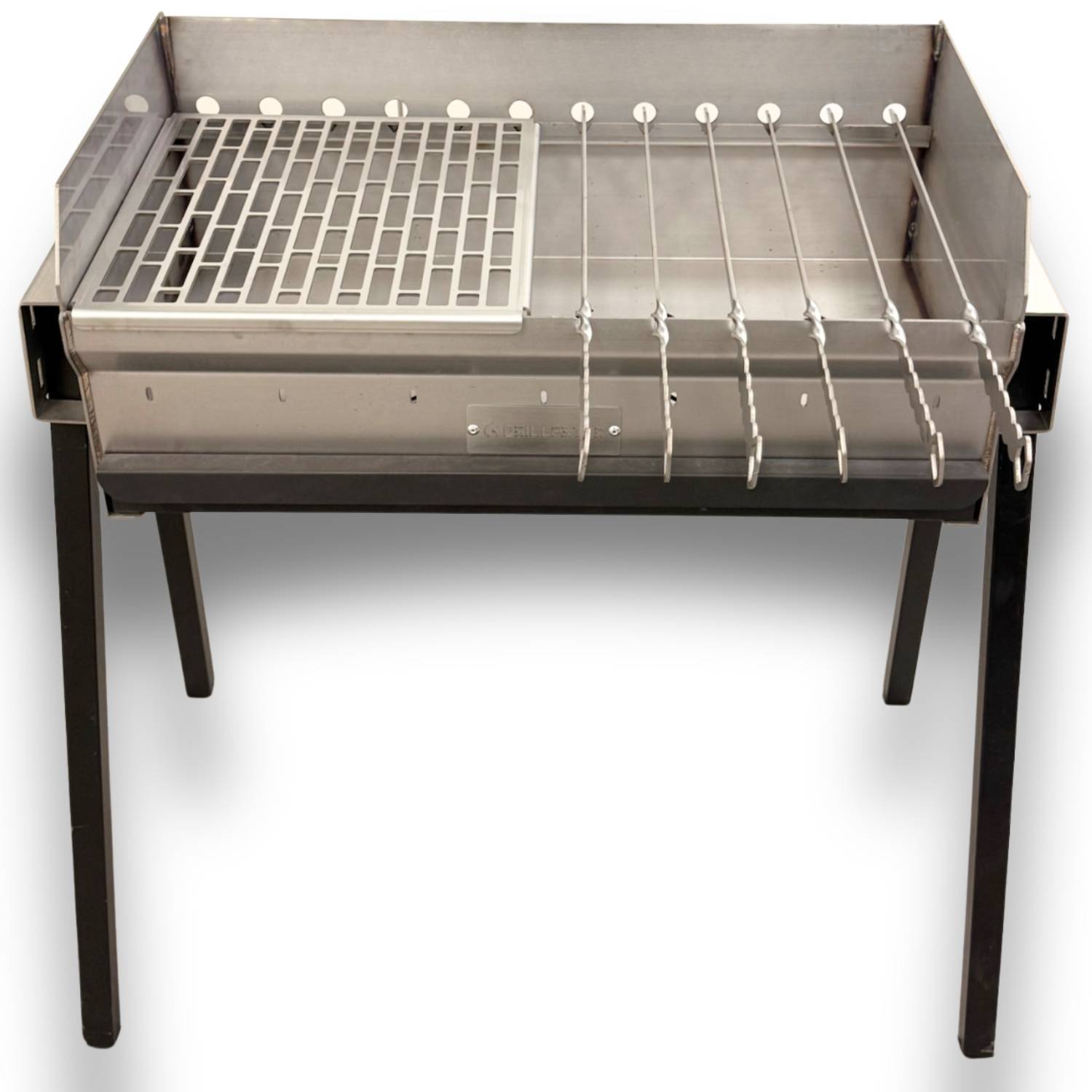 Edelstahl-Grillgerät mit perforiertem Grillrost auf der linken Seite und mehreren Spießen auf der rechten Seite, montiert auf einem Ständer.