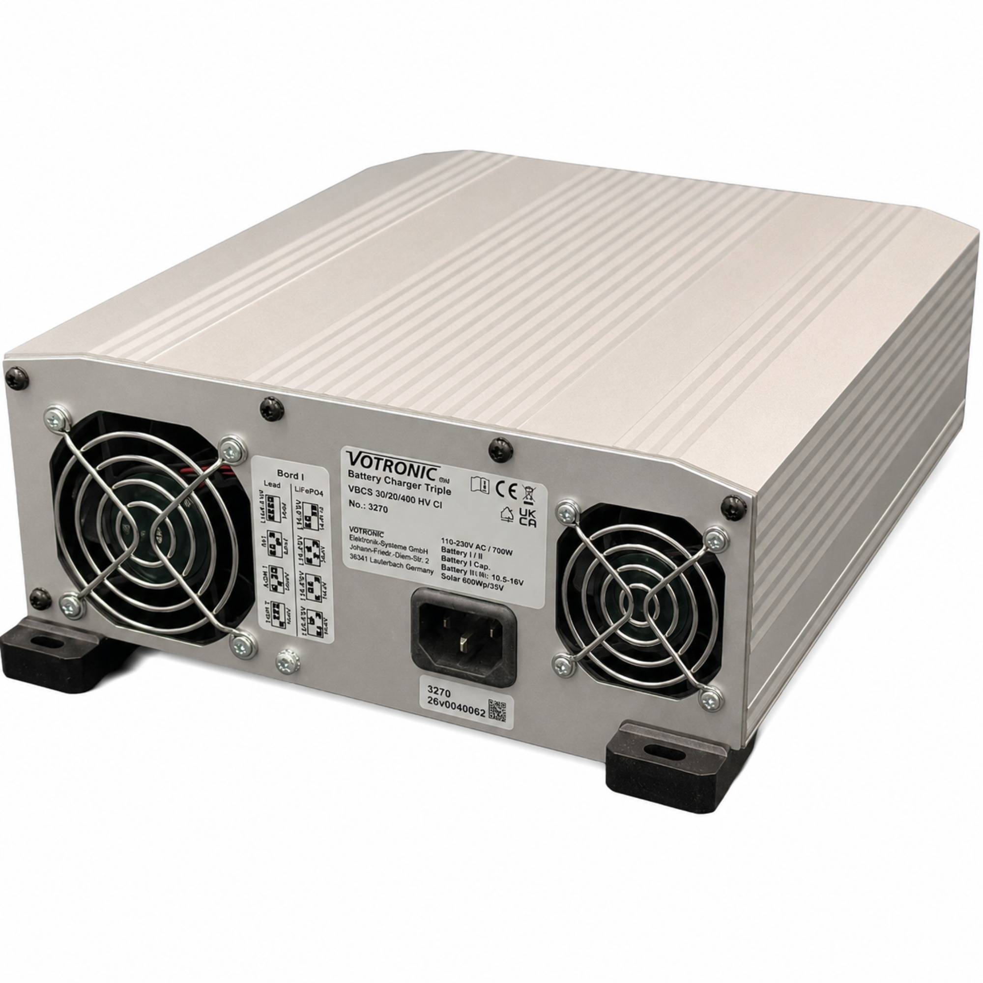 Frontansicht eines VOTRONIC-Batterieladegeräts mit zwei Kühlventilatoren, Stromeingang und Produktetikett auf einem silbernen Metallgehäuse.