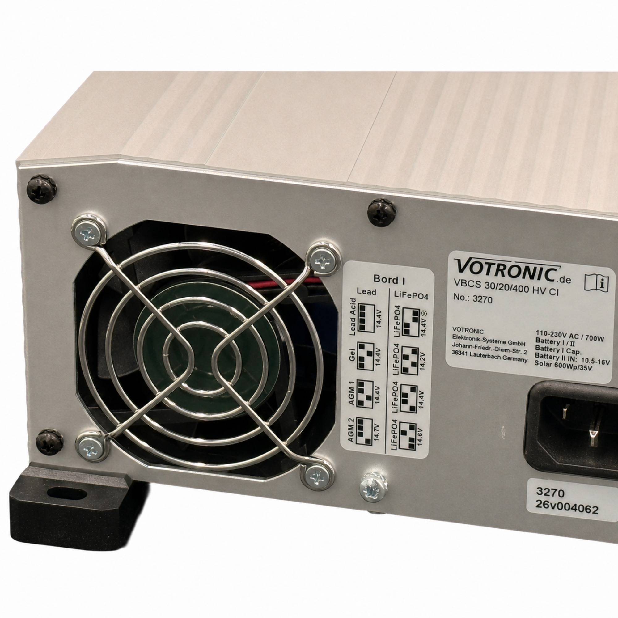 Vorderansicht eines VOTRONIC-Batterieladegeräts/Stromversorgungsgeräts mit Kühlventilator, Modellbezeichnung und Anschlussdiagramm auf einem Metallgehäuse.