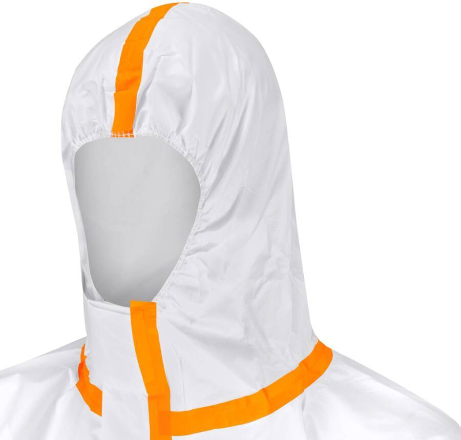 Weißer Schutzanzug mit Kapuze, orangefarbenem reflektierendem Besatz und Gesichtsöffnung, gezeigt als Nahaufnahme vor schlicht strukturiertem Hintergrund.