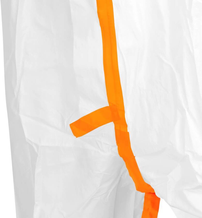 Weiße Plastiktüte mit einem vertikalen orangefarbenen Streifen und einer kleinen diagonalen orangefarbenen Lasche, in Nahaufnahme vor einem schlichten Hintergrund gezeigt.