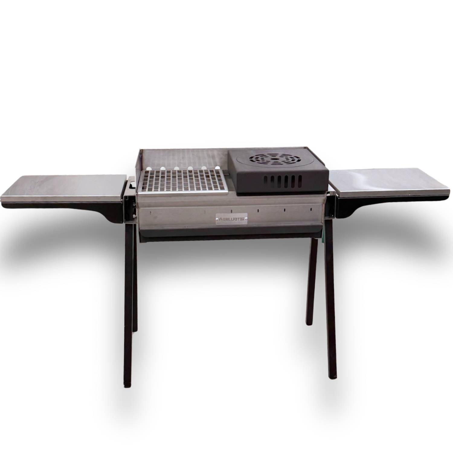 Tragbarer Holzkohlengrill mit zwei seitlichen Ablagen und einem zentralen Grillrost, dargestellt auf weißem Hintergrund.