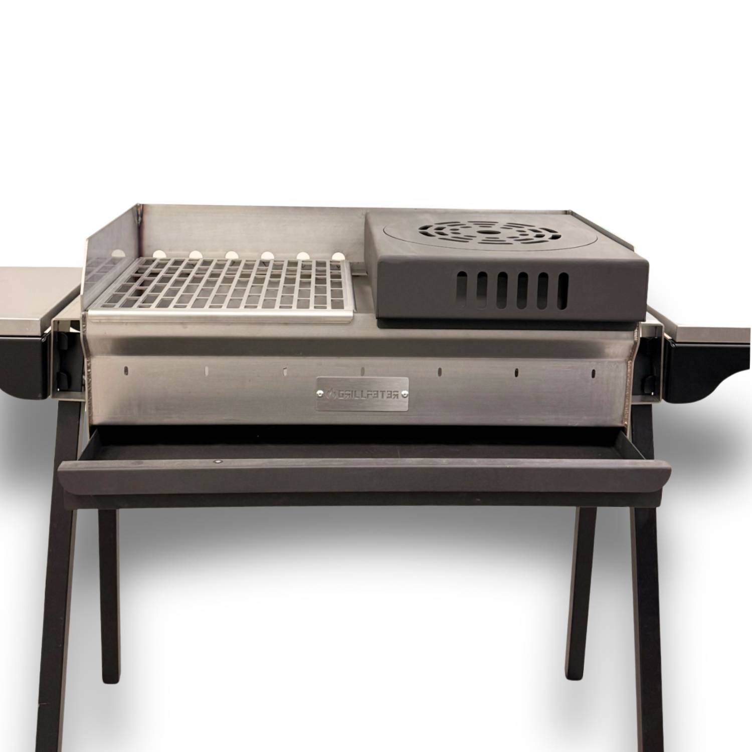 Tragbarer Edelstahl-Außengrill mit Seitentischen, belüftetem Deckel und einer vorne angebrachten Schale auf einem schwarzen Ständer.