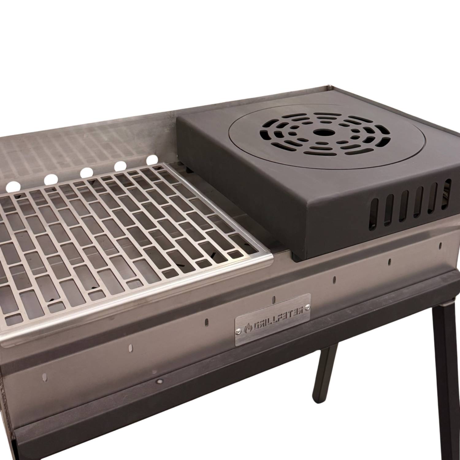 Tragbarer Holzkohlegrill im Freien mit Seitengitter und quadratischem Metalldeckel für die Feuerbox auf einem Ständer, vor weißem Hintergrund dargestellt.