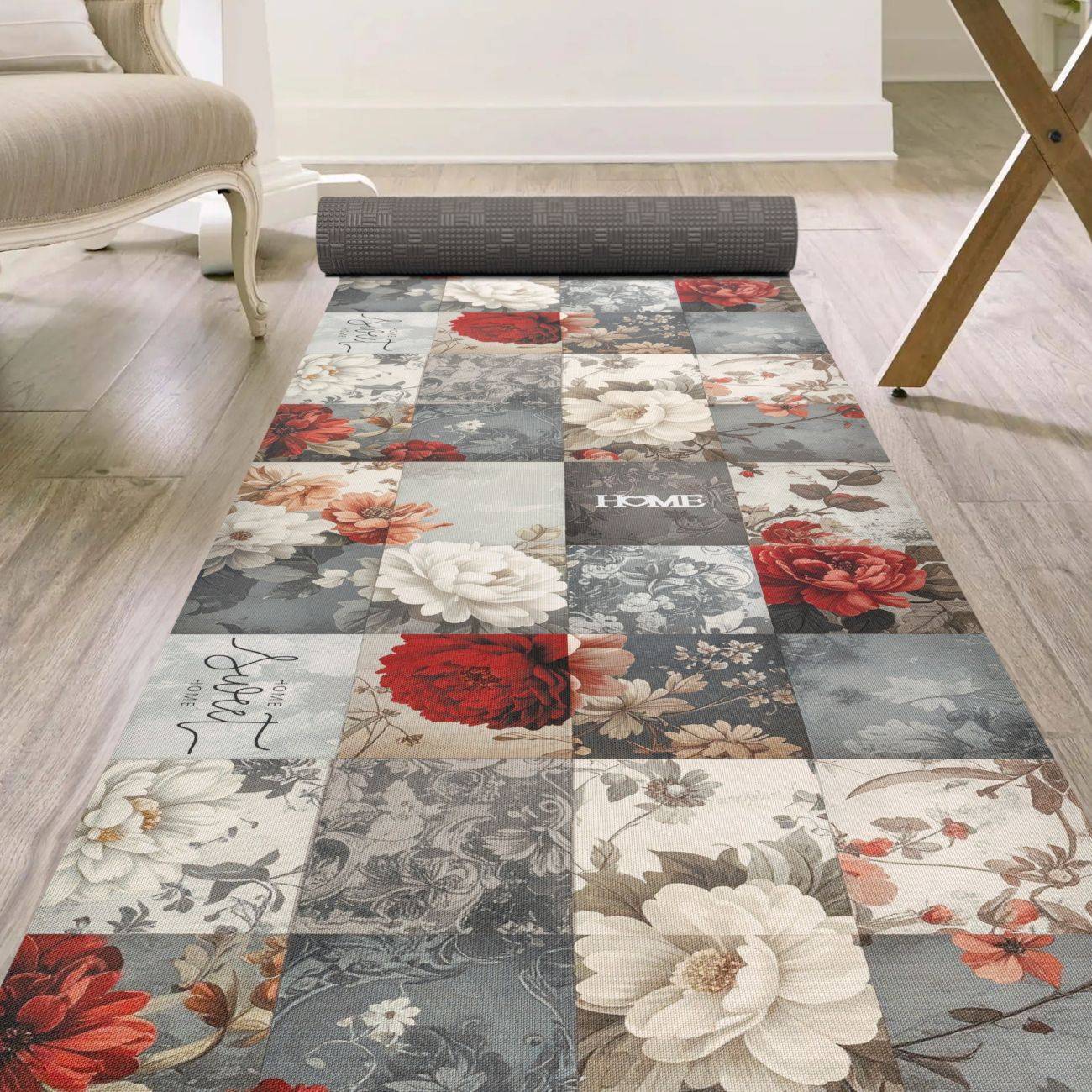 Blütenflickenteppich in einem Zimmer mit aufgerolltem Ende; bedruckte Quadrate zeigen große Blumen sowie die Wörter „HOME" und „love"".