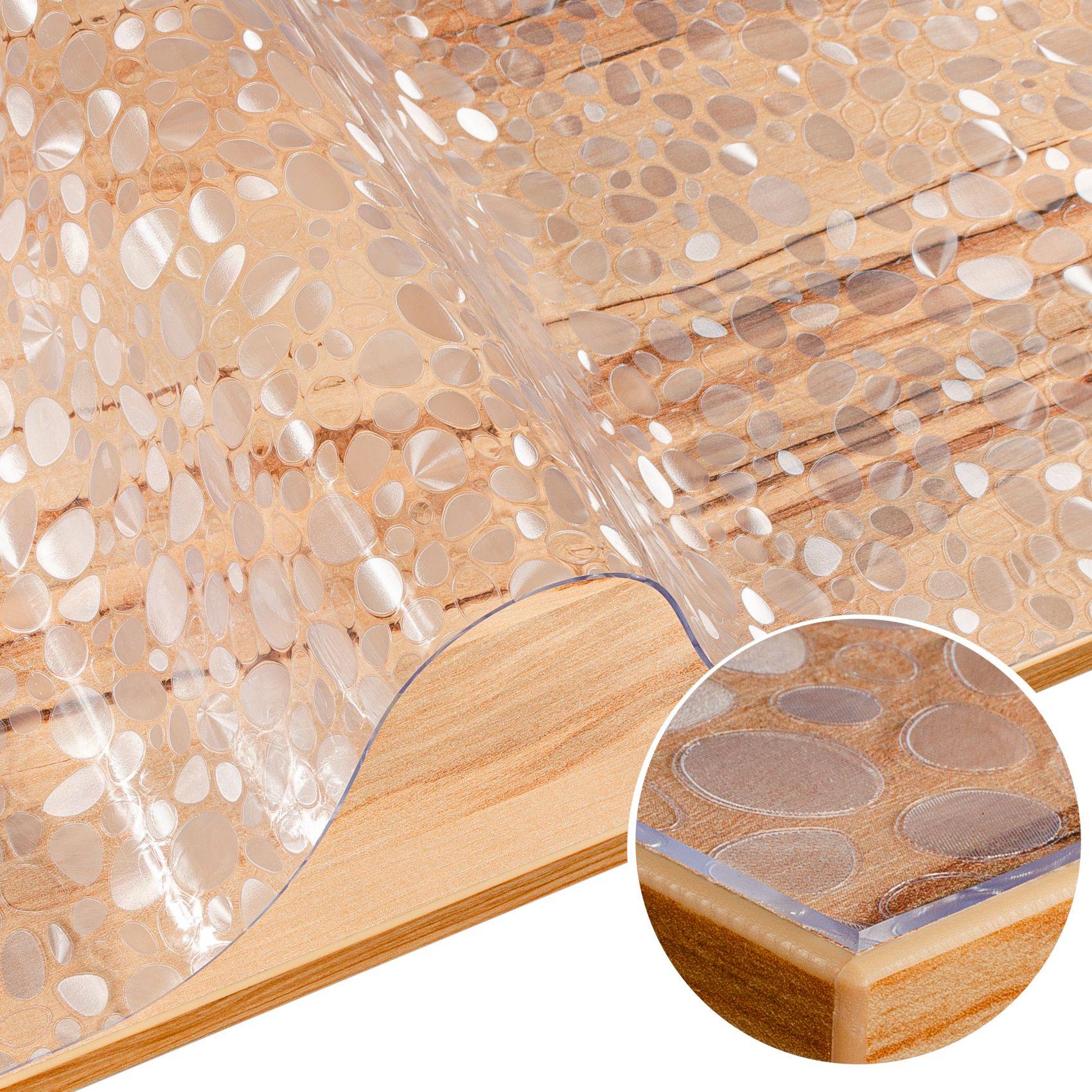 Nahaufnahme eines durchscheinenden, gemusterten laminierten Materialbogens auf einer Holzkante, mit einer kreisförmigen Vergrößerung, die die geschichtete Eckenkonstruktion zeigt.