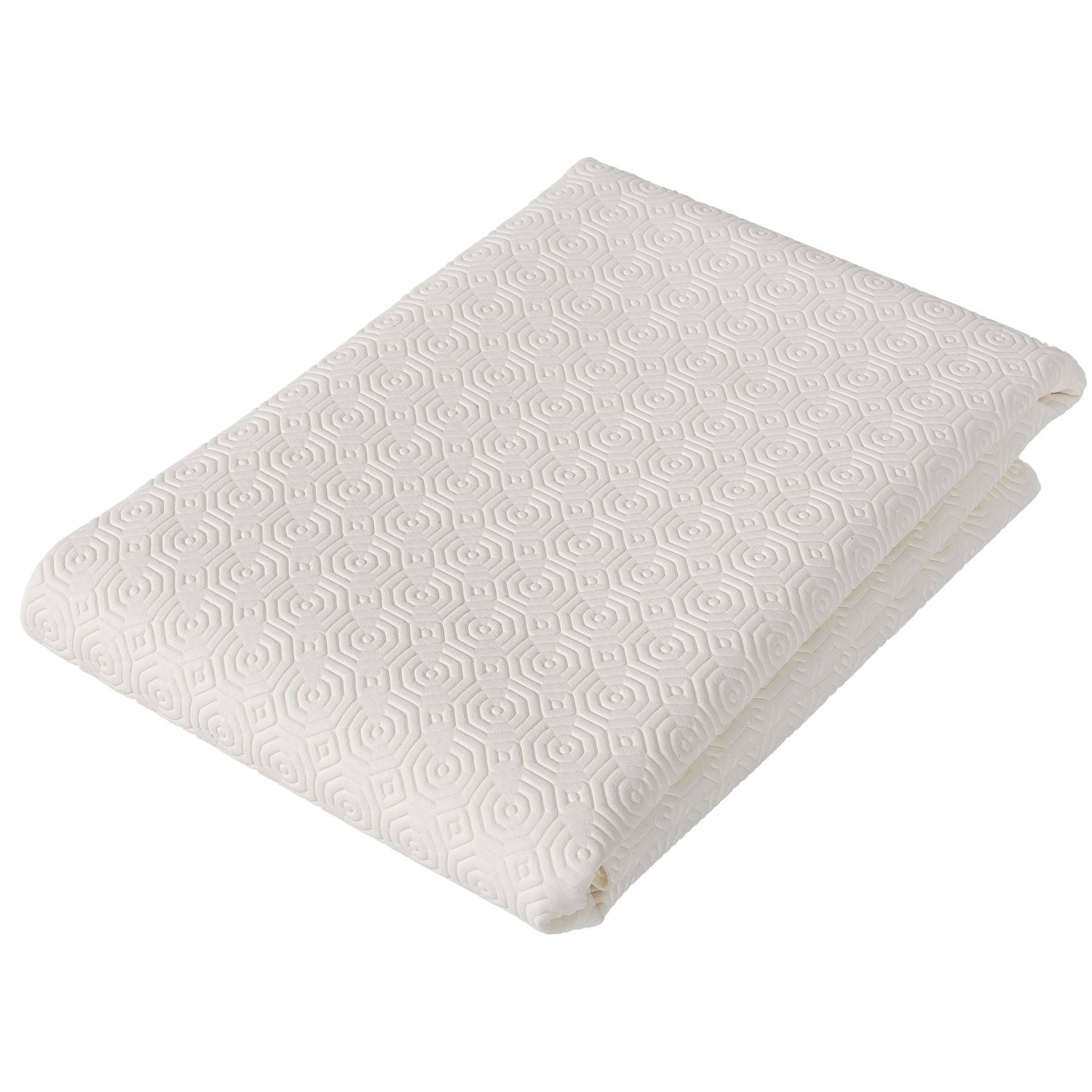 Gefaltetes weißes strukturiertes Handtuch oder Decke auf einfachem weißem Hintergrund.