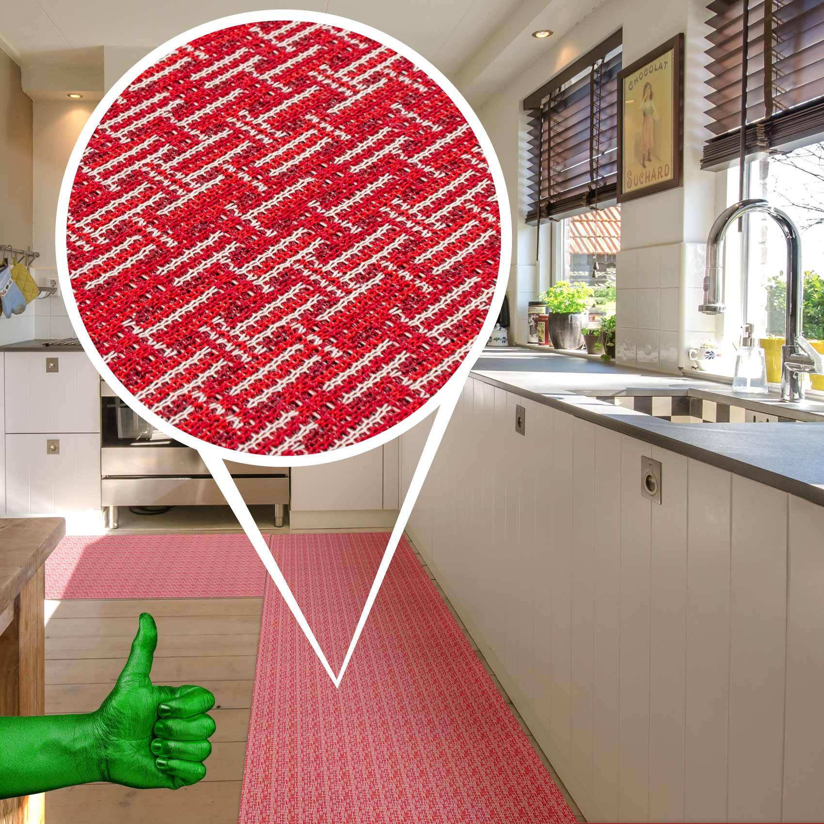 Roter gemusterter Bodenlaufer in einer modernen Küche, gezeigt mit einer Nahaufnahme der Textur im Inset und einem Daumen-hoch-Symbol, das Zustimmung anzeigt.