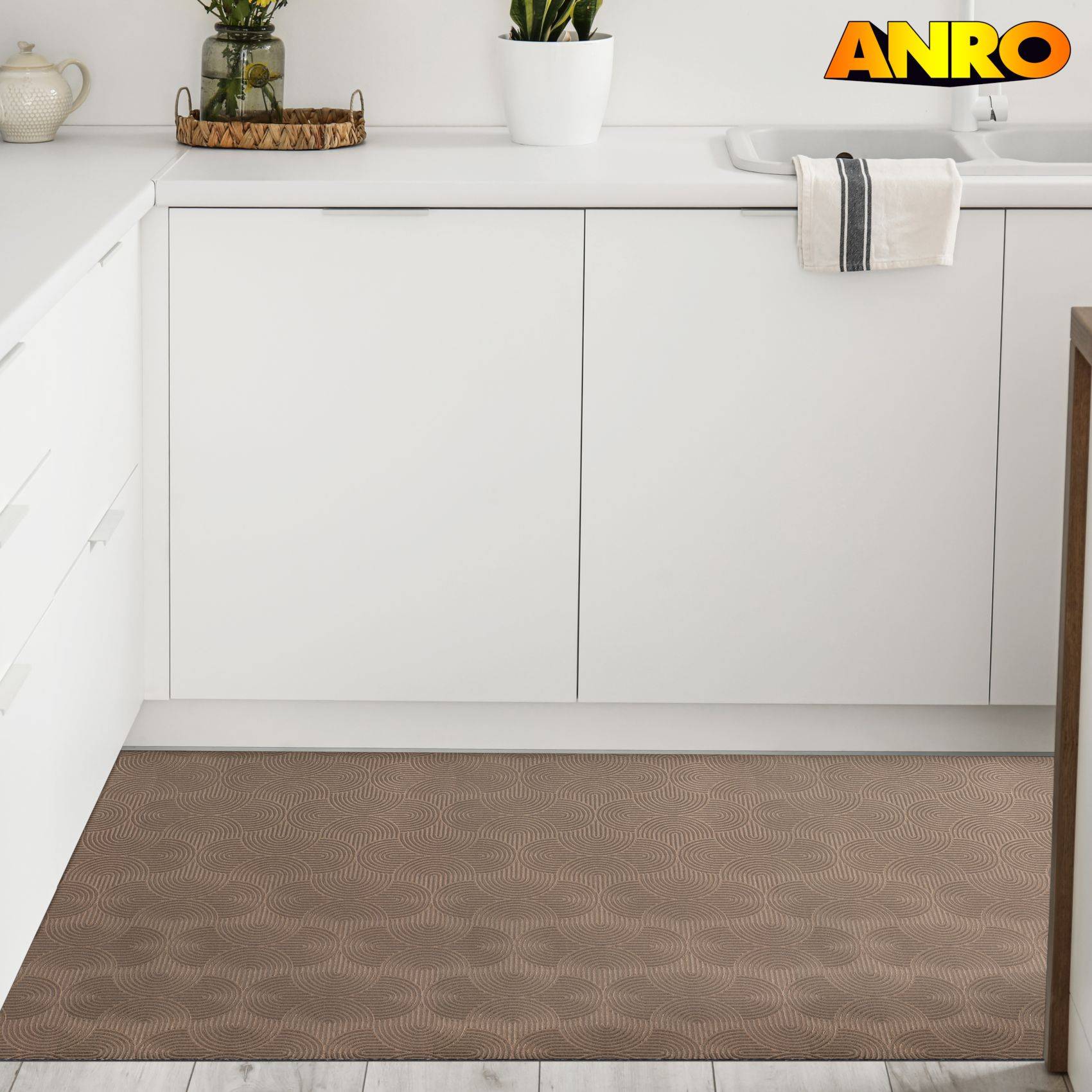 Moderne weiße Küche mit flächenbündigen Schränken, Arbeitspltattendekoration, Spüle und einem beigefarbenen gemusterten Teppich auf dem Boden.