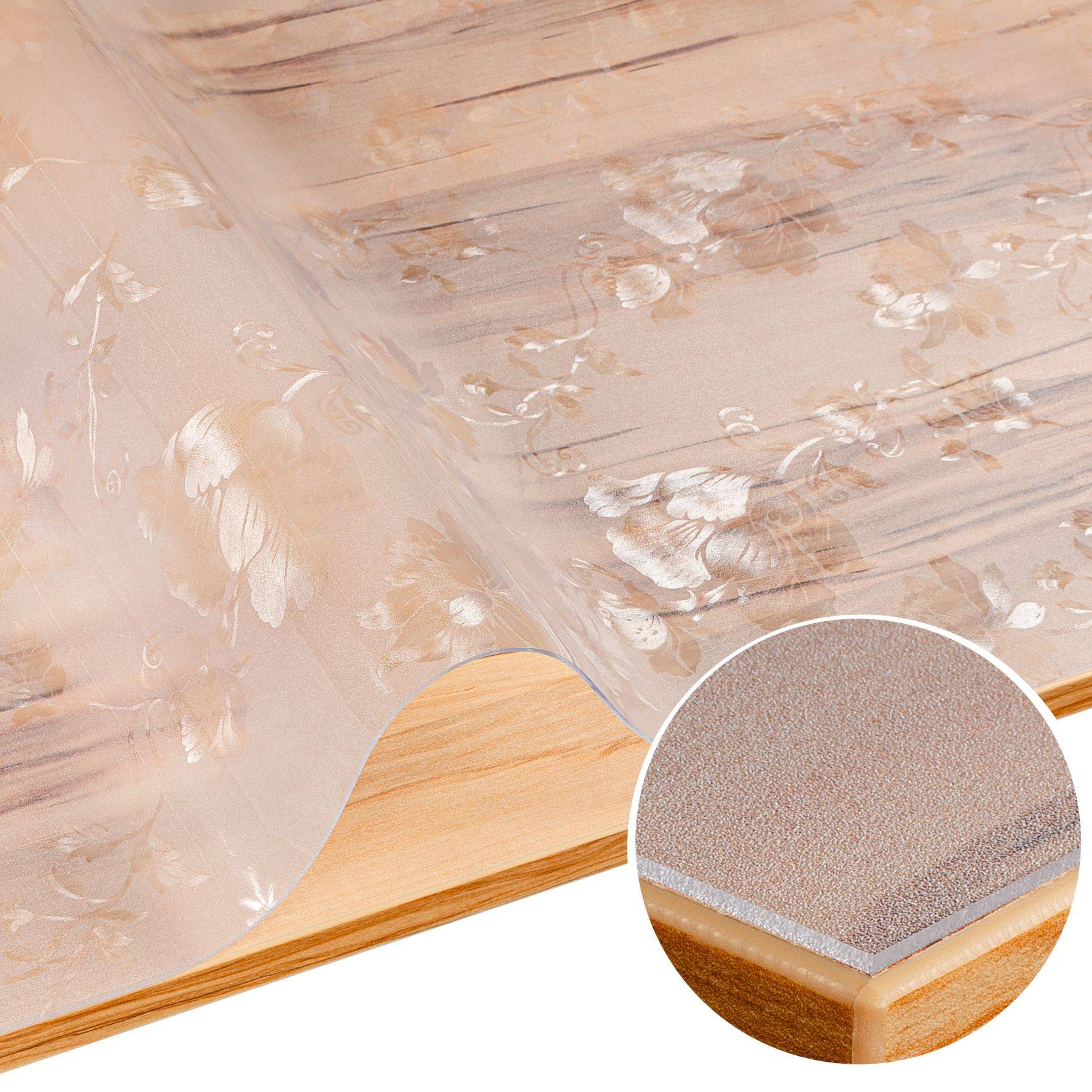 Beige Stoff mit Blumenmuster in transluzenter Ausführung, der über einer Holzoberfläche drapiert ist, mit einer kreisförmigen Einfassung, die die strukturierte Kante des Stoffes an einer Ecke zeigt.