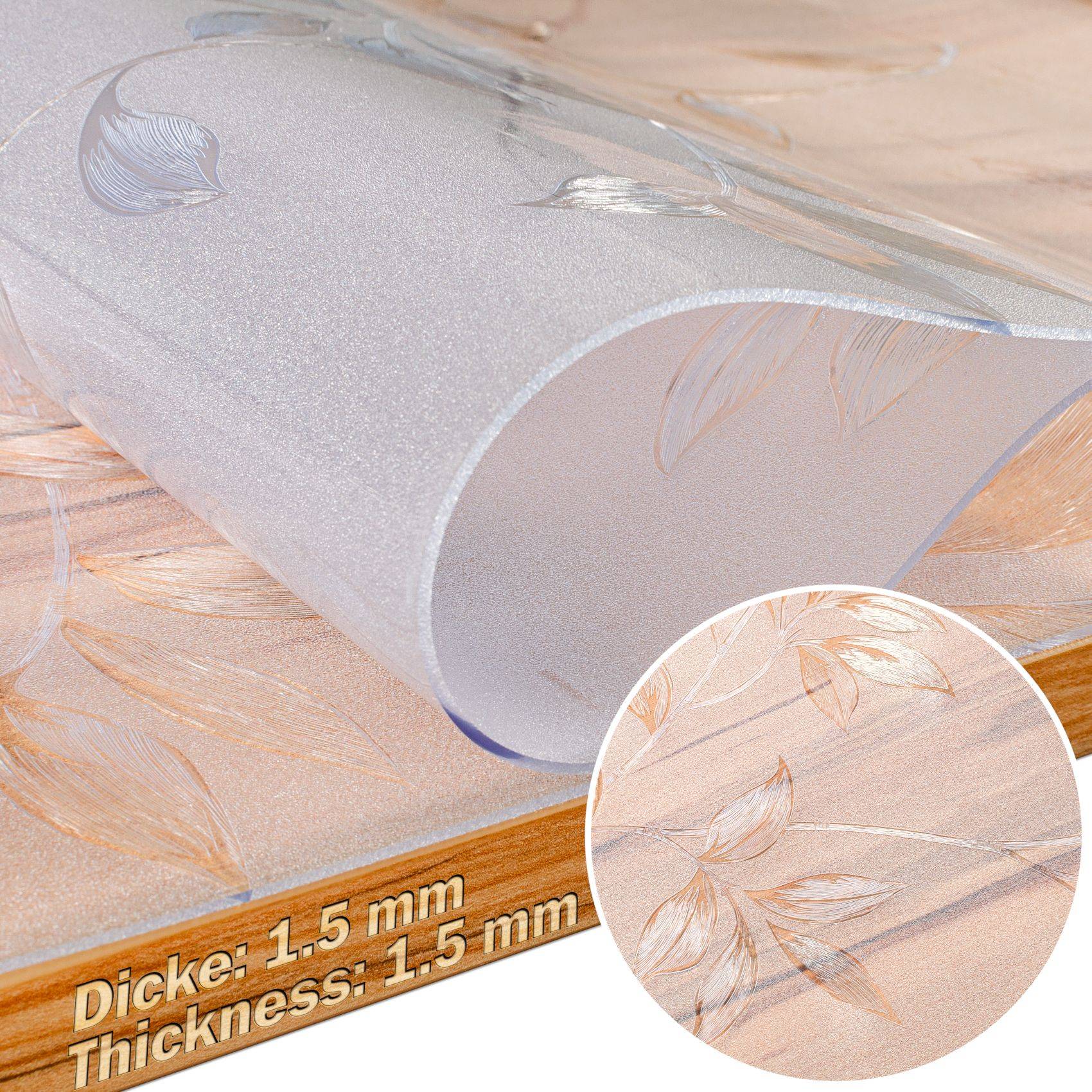 Nahaufnahme einer durchscheinenden matten Dekorfolie mit Blattmuster, die eine Materialstärke von 1,5 mm zeigt und eine vergrößerte Detailansicht im Inset.