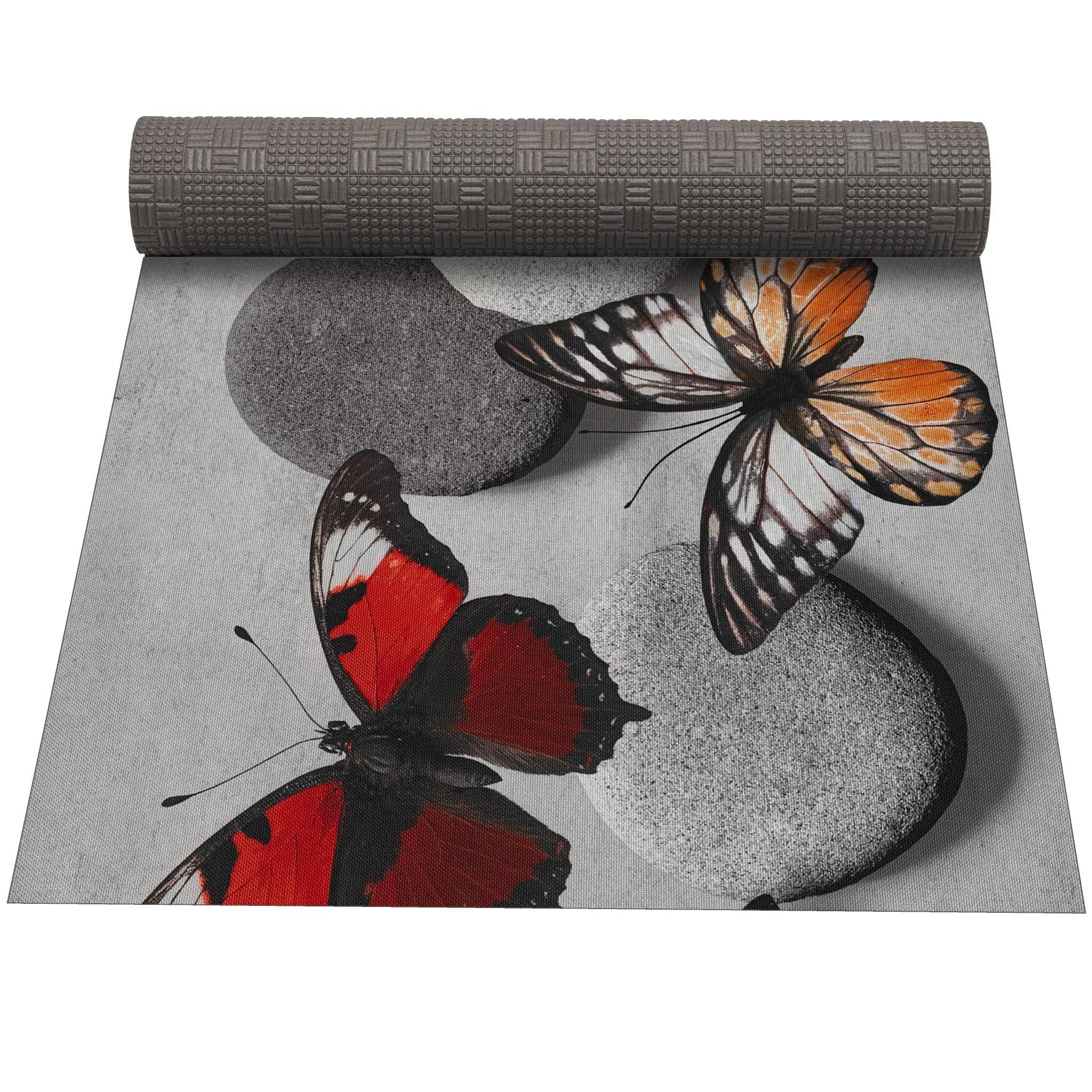 Eine aufgerollte dekorative Wandverkleidung mit Schmetterlingen und glatten Steinen auf grauem Hintergrund.