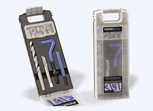 Ein Set von Gewindereparatur-Werkzeugen in einem grauen Kunststoffkoffer, enthält Bohrer, Gewindebohrer und Einbauwerkzeug.