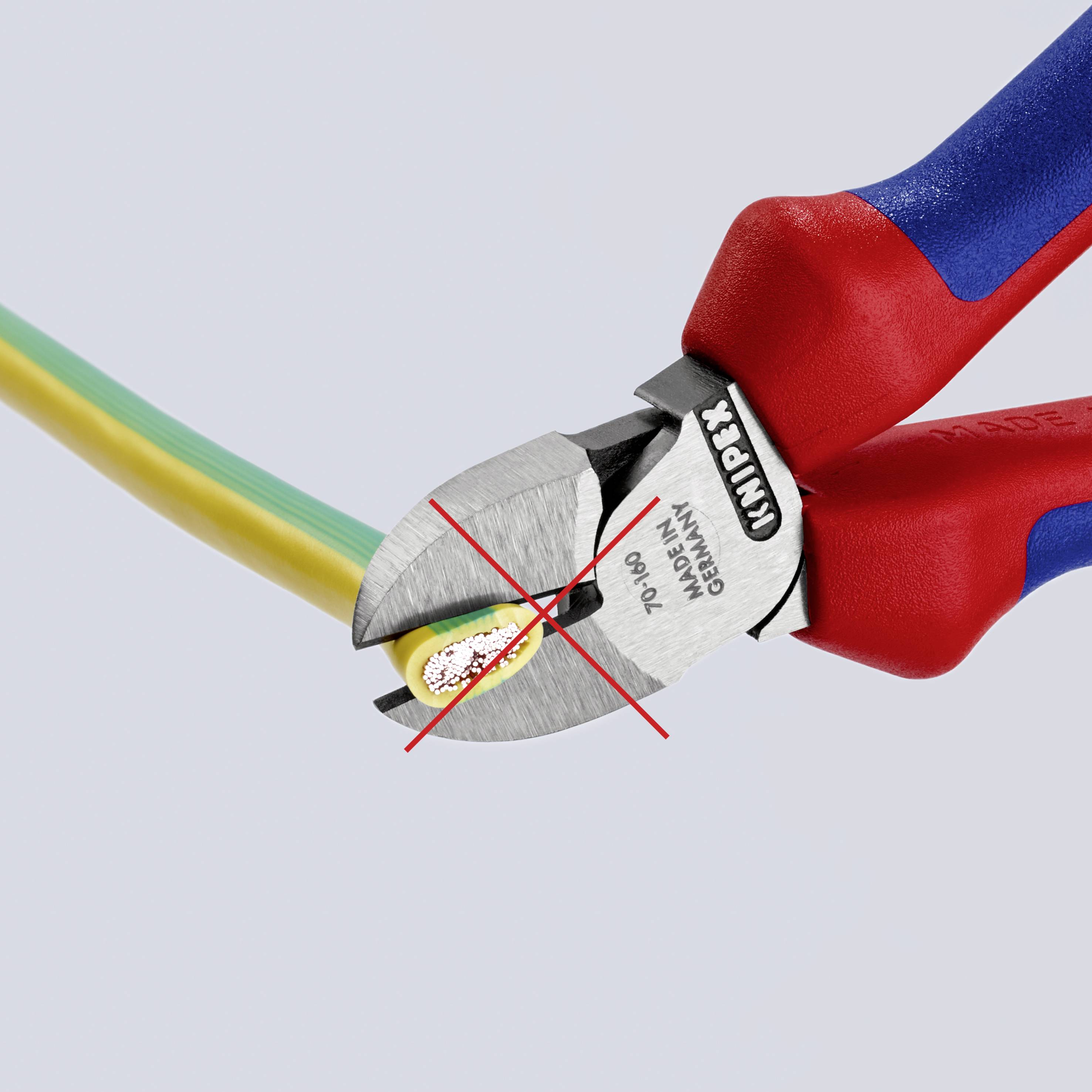 Zange cuts through a multi-coloured cable. Red and blue handles, silver cutting surface. Brand name 'KNIPEX' visible.