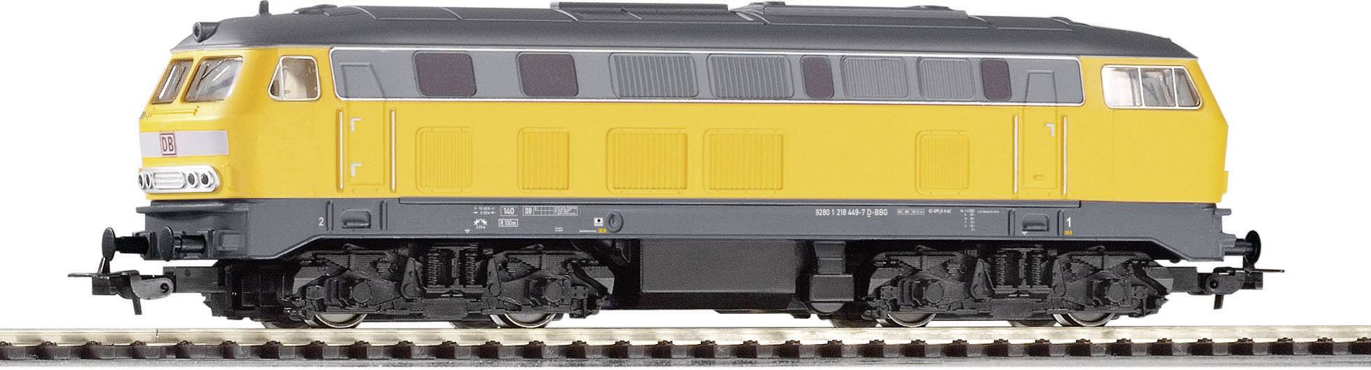 Yellow and black model locomotive on a track. The locomotive shows technical details and belongs to a model train collection.